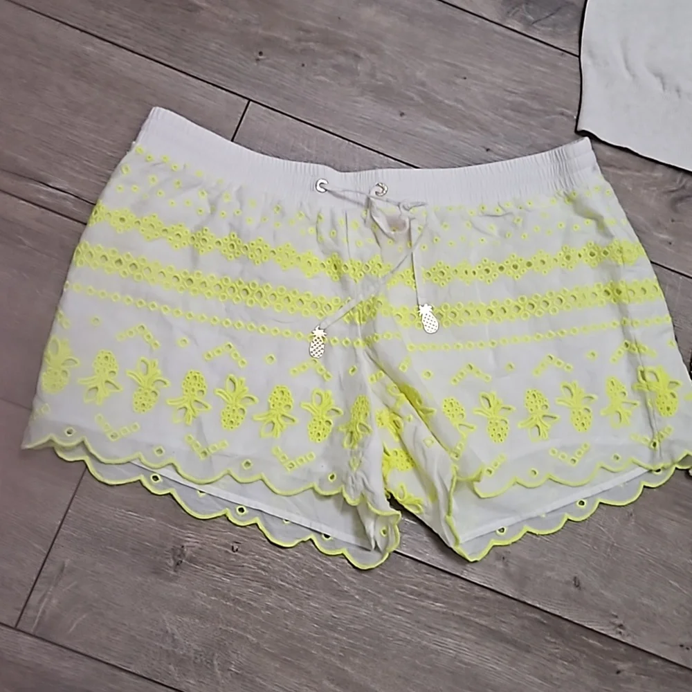 Lily Pulitzer pineapple shorts - Picture 1 of 4
